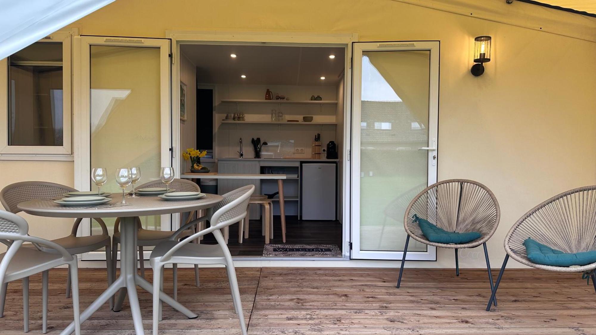 Glamping De Hof Van Eeden Warmond Bagian luar foto
